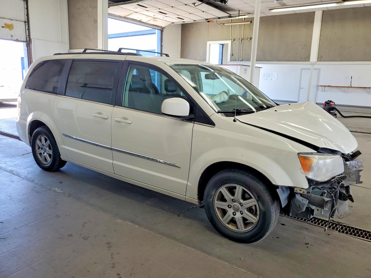 2012 Chrysler Town & Country Touring White vin: 2C4RC1BG9CR351031