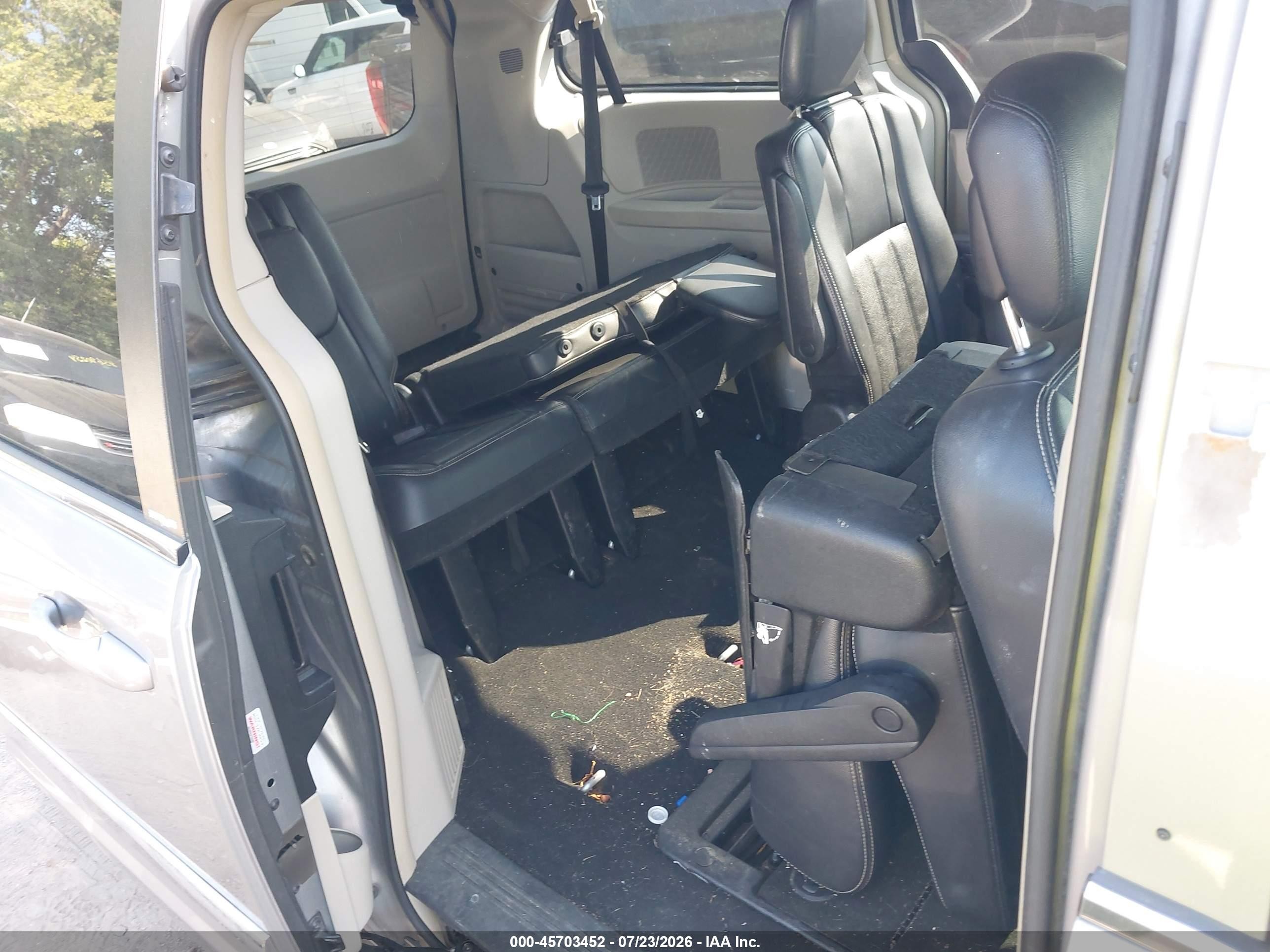 2013 Chrysler Town & Country Touring Silver vin: 2C4RC1BG9DR605659