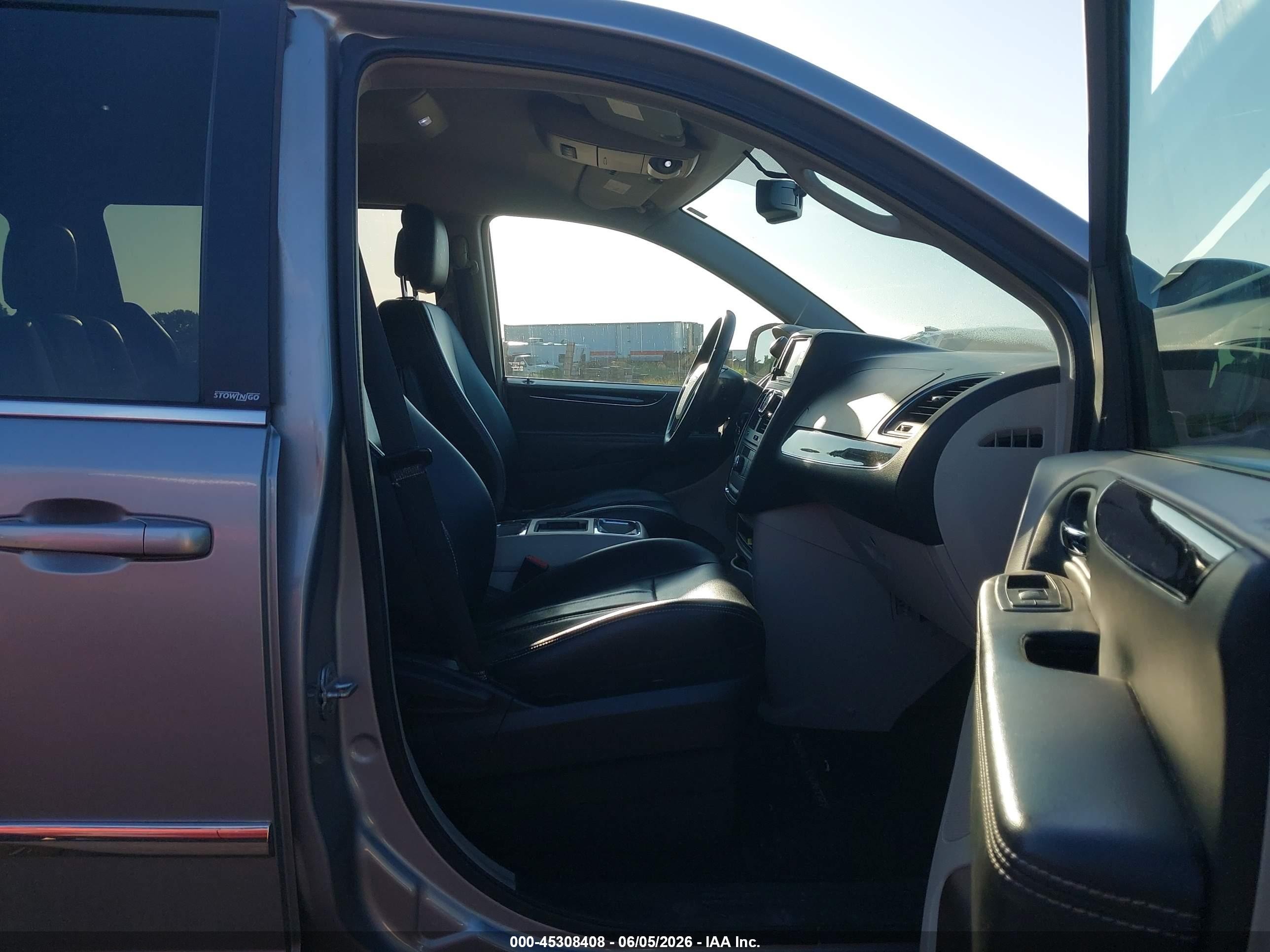 2013 Chrysler Town & Country Touring Silver vin: 2C4RC1BG9DR629752