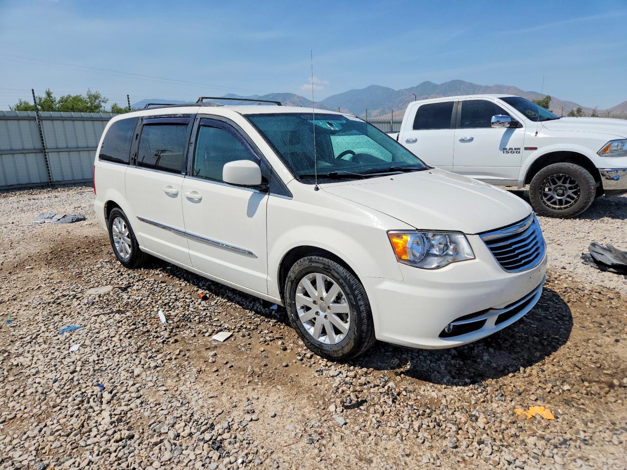 2013 Chrysler Town & Country Touring White vin: 2C4RC1BG9DR689109
