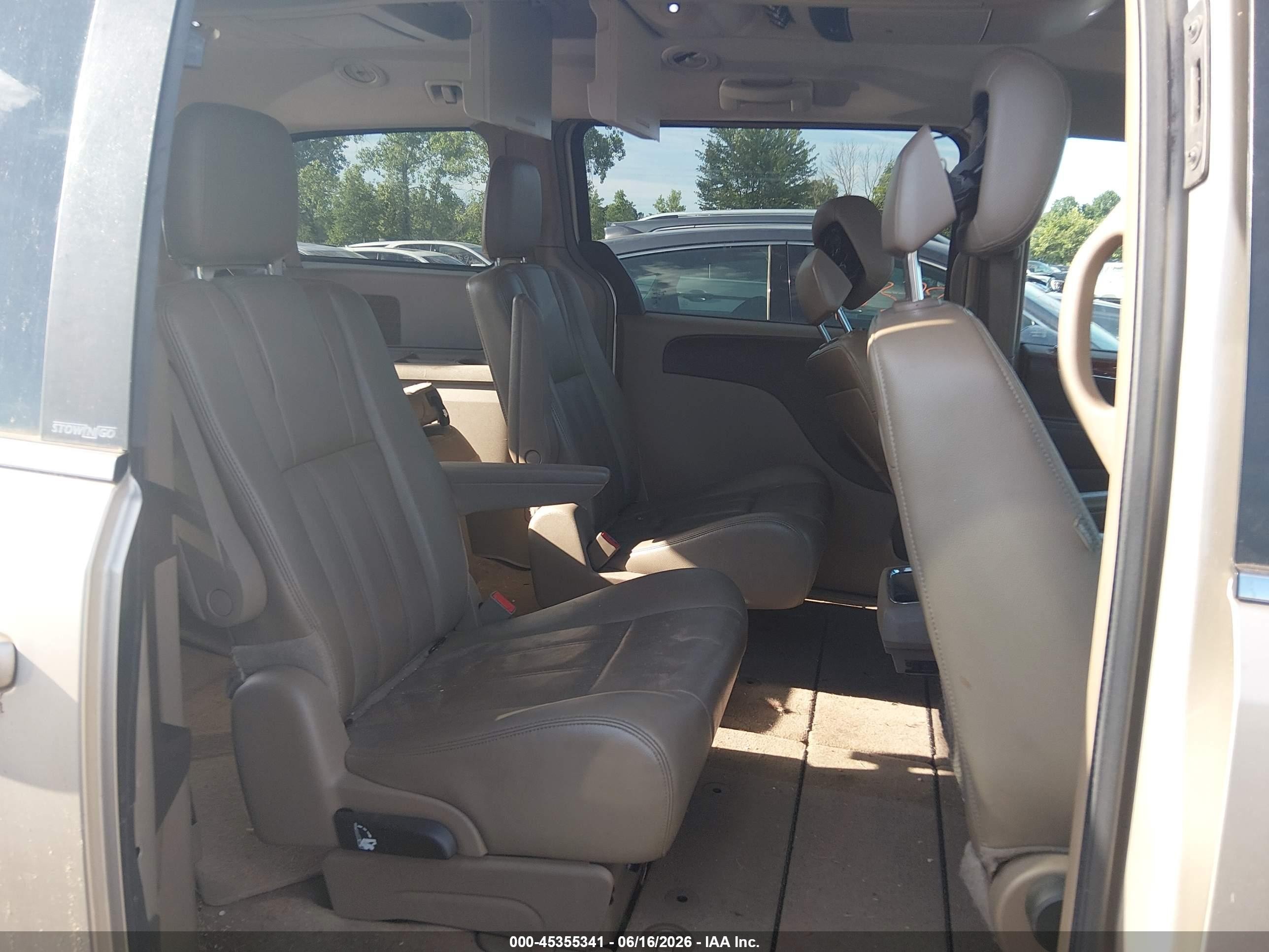 2013 Chrysler Town & Country Touring Желто-коричневый vin: 2C4RC1BG9DR736820