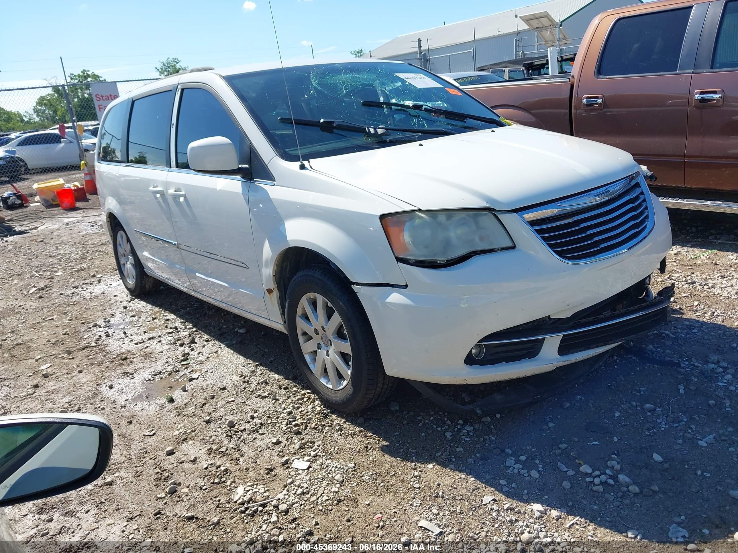 2013 Chrysler Town & Country Touring White vin: 2C4RC1BG9DR745937