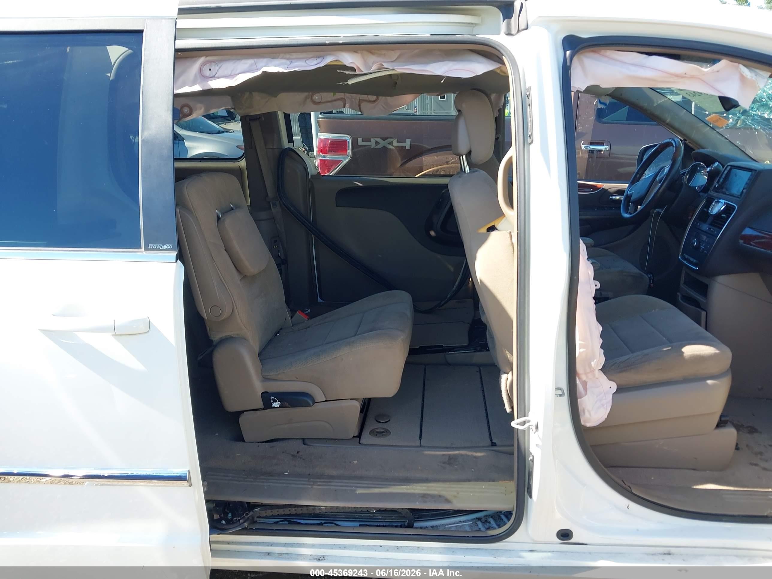 2013 Chrysler Town & Country Touring White vin: 2C4RC1BG9DR745937