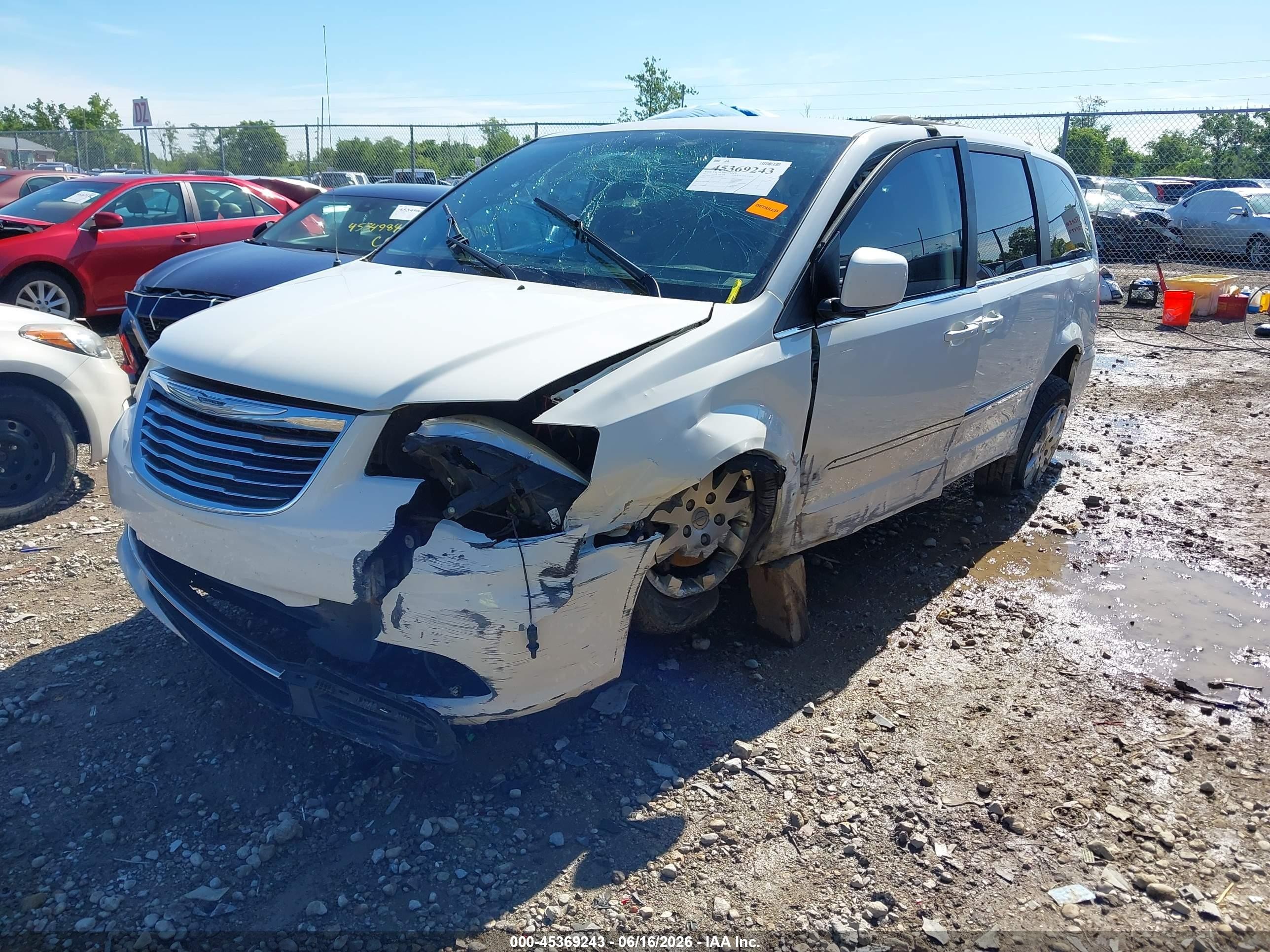 2013 Chrysler Town & Country Touring White vin: 2C4RC1BG9DR745937