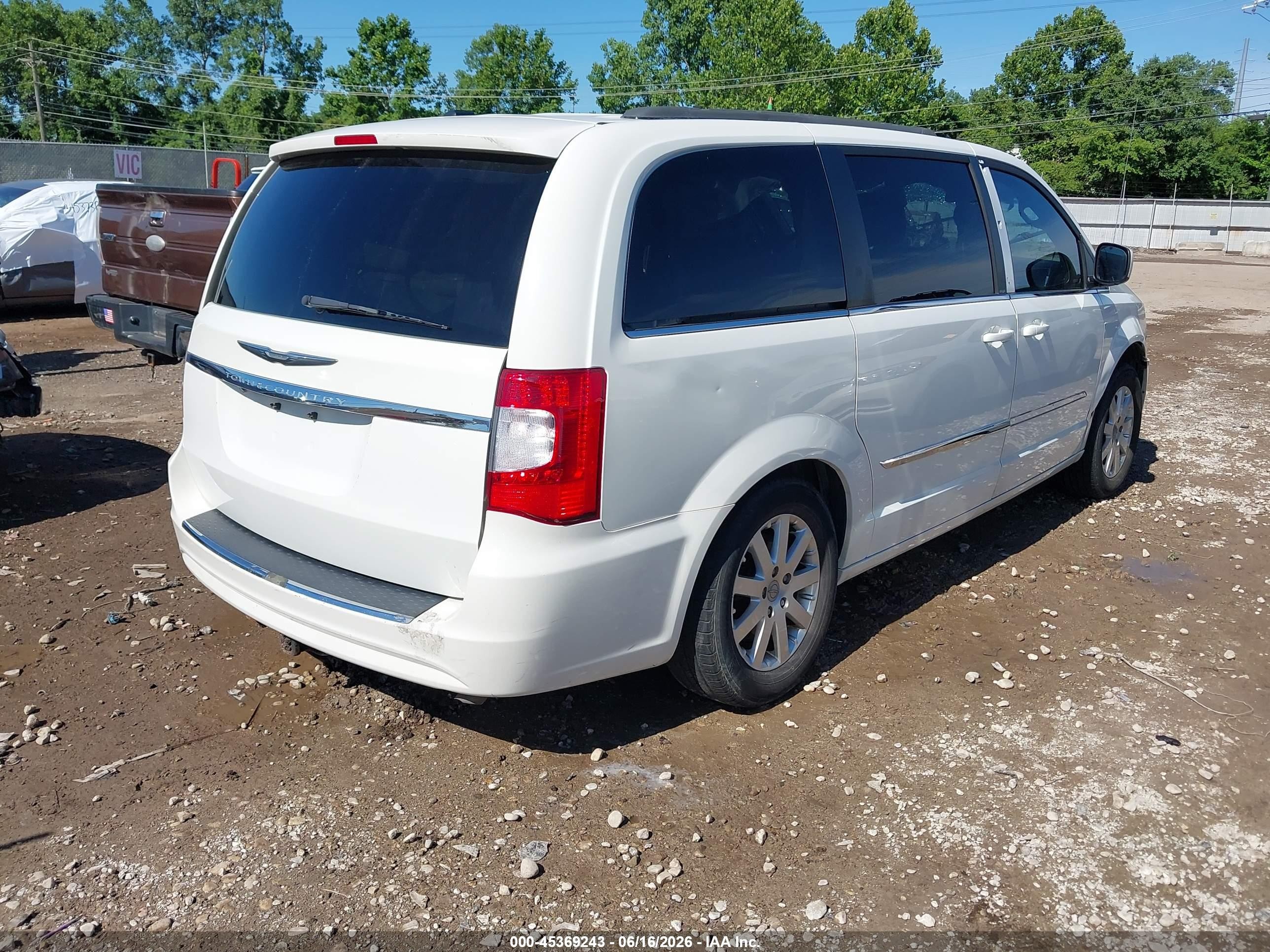 2013 Chrysler Town & Country Touring White vin: 2C4RC1BG9DR745937