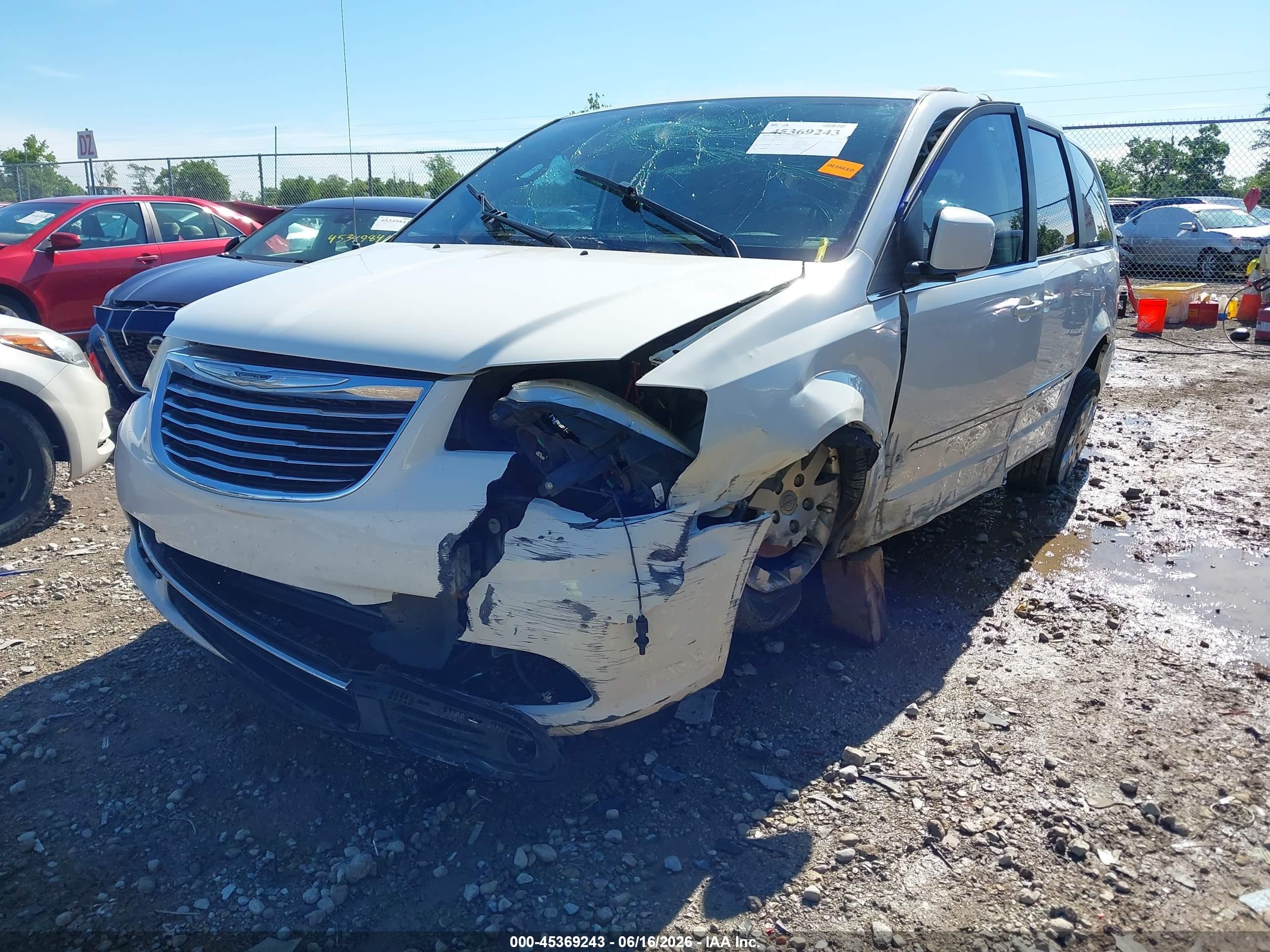 2013 Chrysler Town & Country Touring White vin: 2C4RC1BG9DR745937