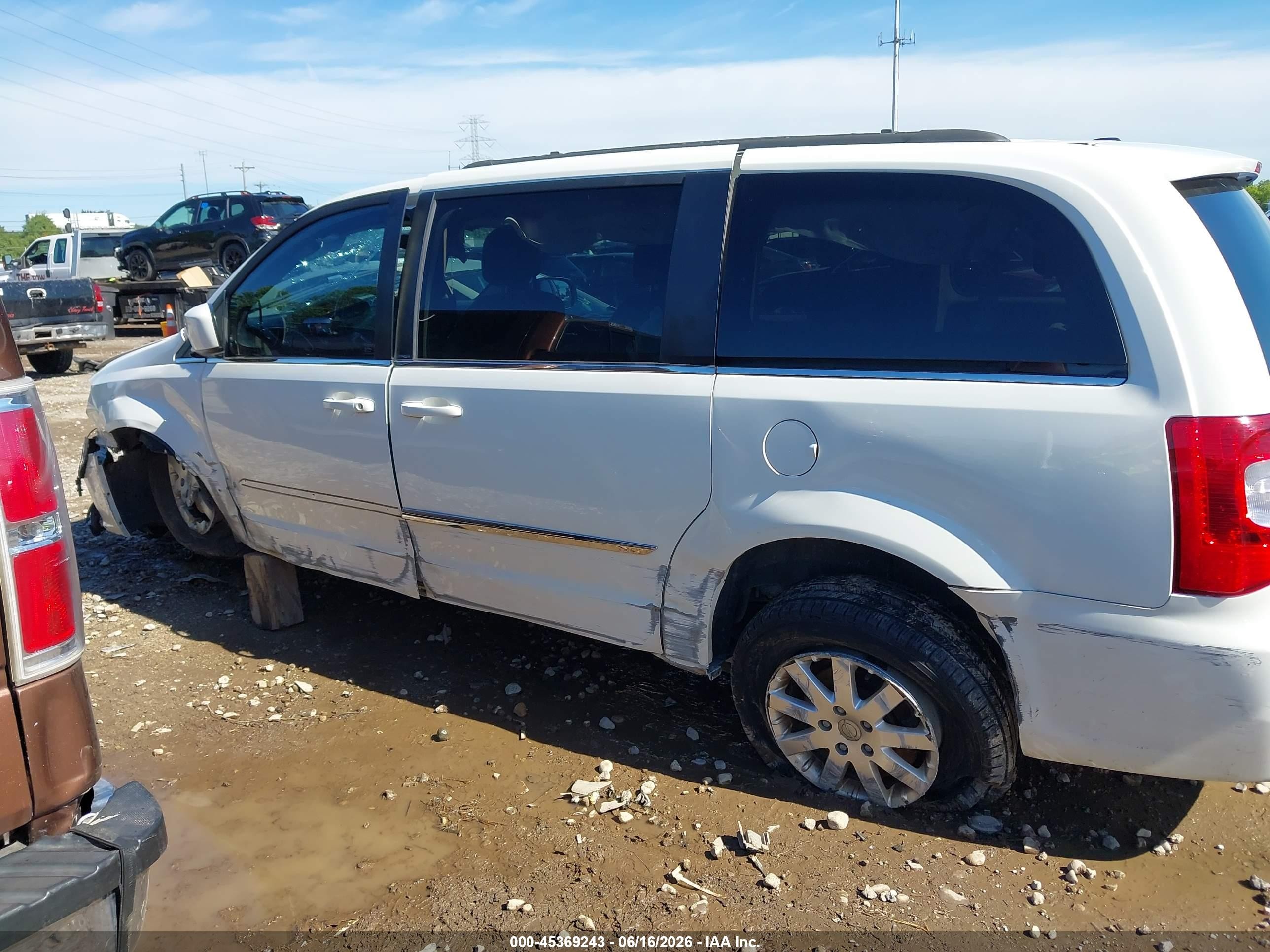 2013 Chrysler Town & Country Touring White vin: 2C4RC1BG9DR745937