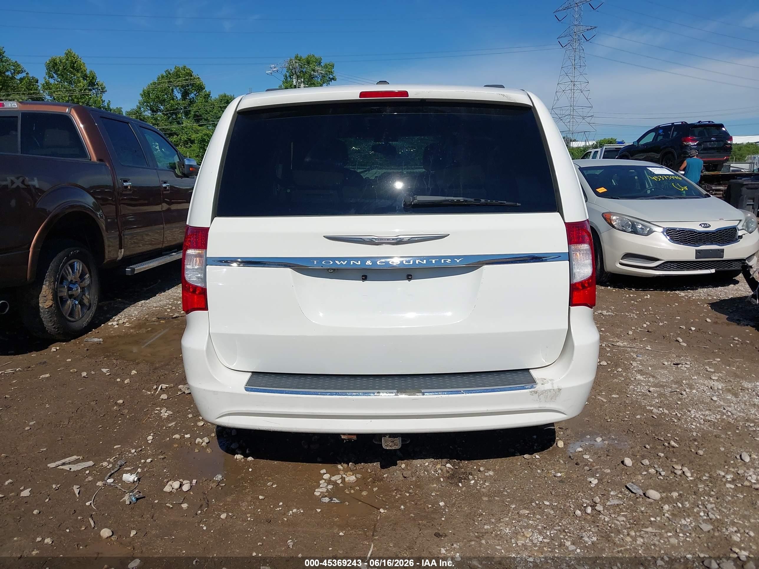 2013 Chrysler Town & Country Touring White vin: 2C4RC1BG9DR745937