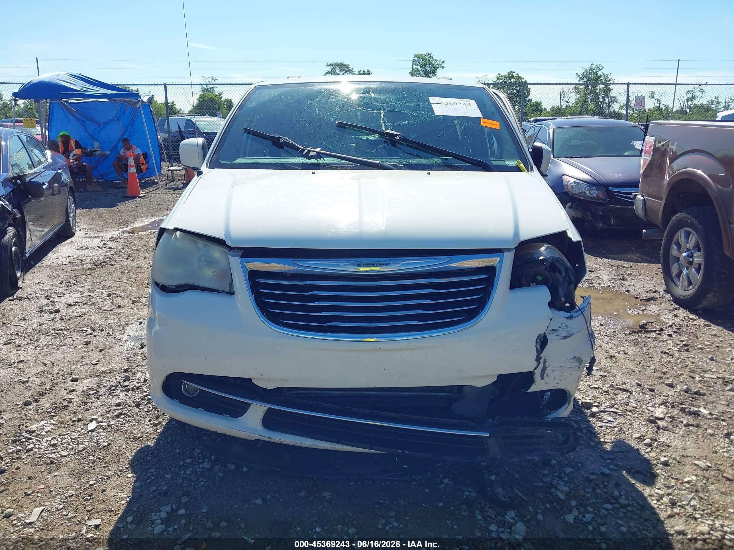 2013 Chrysler Town & Country Touring White vin: 2C4RC1BG9DR745937