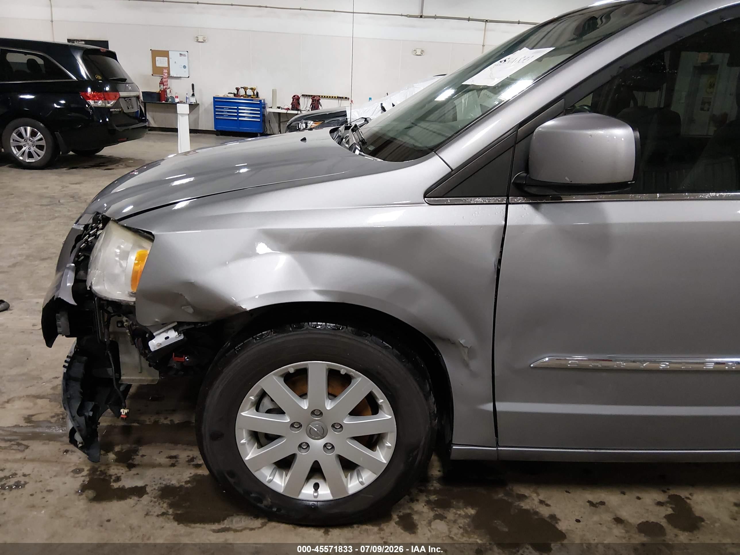 2013 Chrysler Town & Country Touring Silver vin: 2C4RC1BG9DR798346