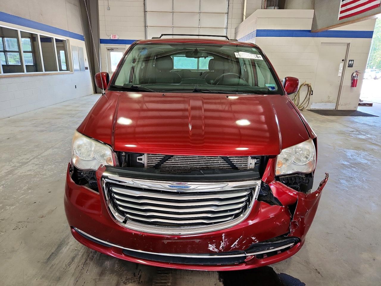 2014 Chrysler Town & Country Touring Red vin: 2C4RC1BG9ER192854