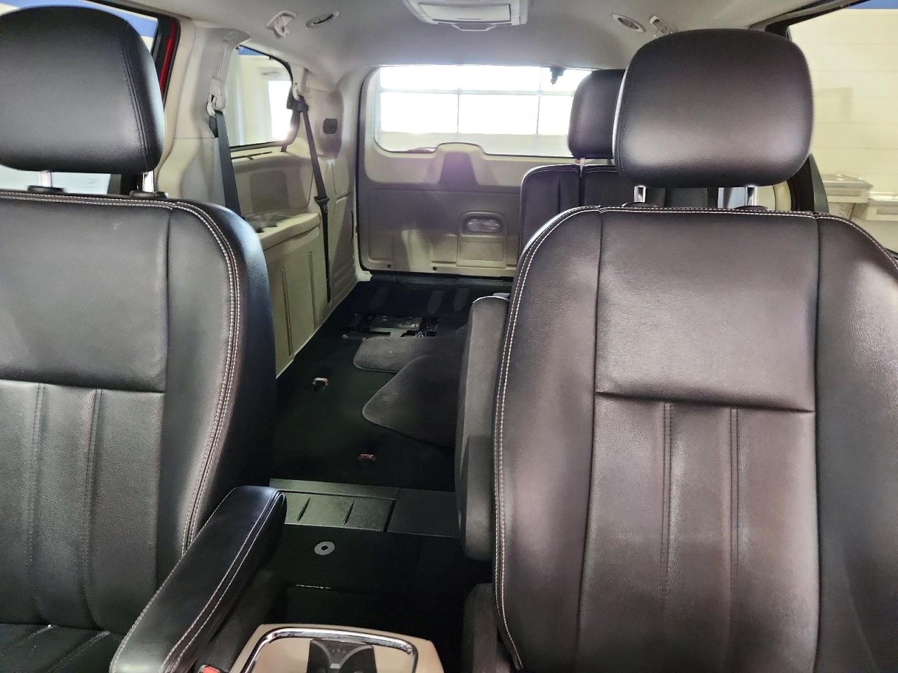 2014 Chrysler Town & Country Touring Red vin: 2C4RC1BG9ER192854