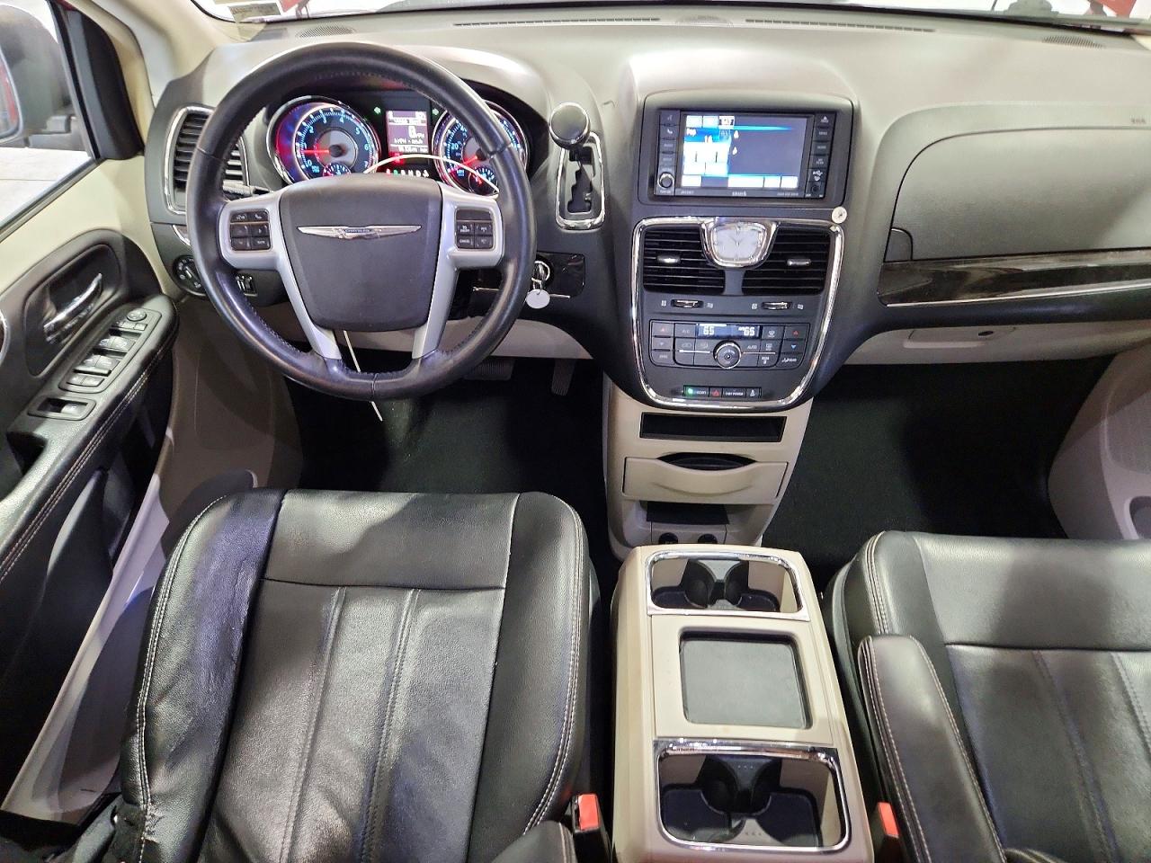 2014 Chrysler Town & Country Touring Red vin: 2C4RC1BG9ER192854