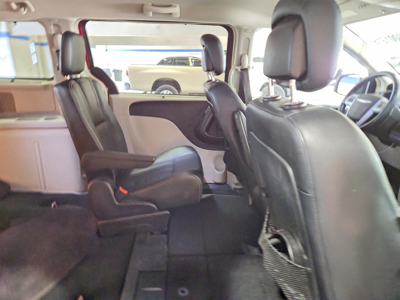 2014 Chrysler Town & Country Touring Red vin: 2C4RC1BG9ER192854