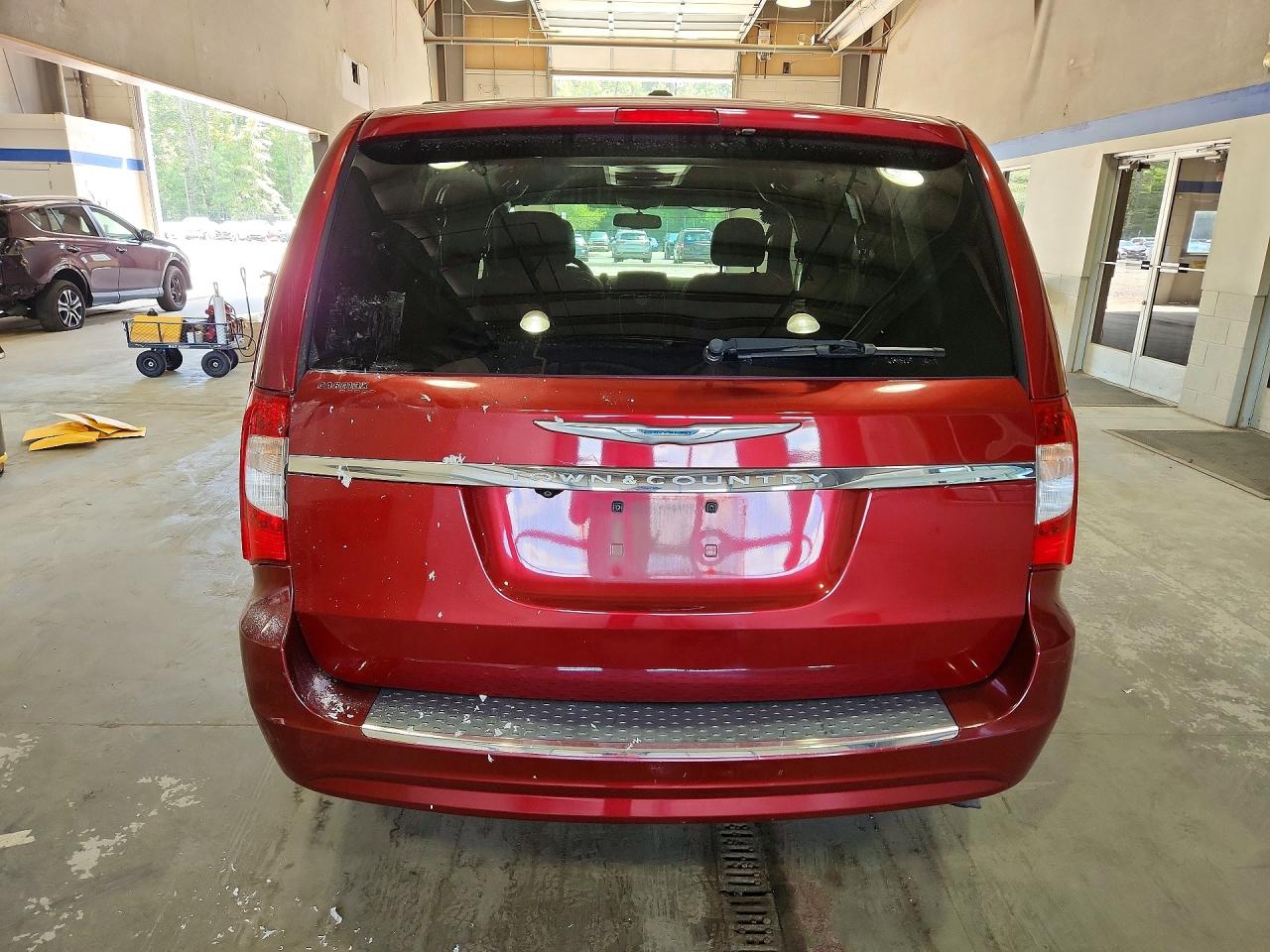 2014 Chrysler Town & Country Touring Red vin: 2C4RC1BG9ER192854