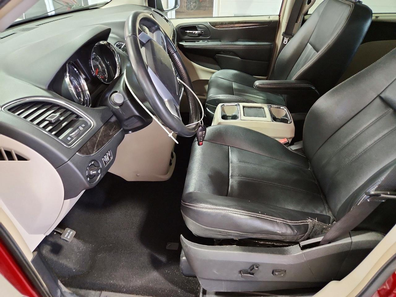 2014 Chrysler Town & Country Touring Red vin: 2C4RC1BG9ER192854