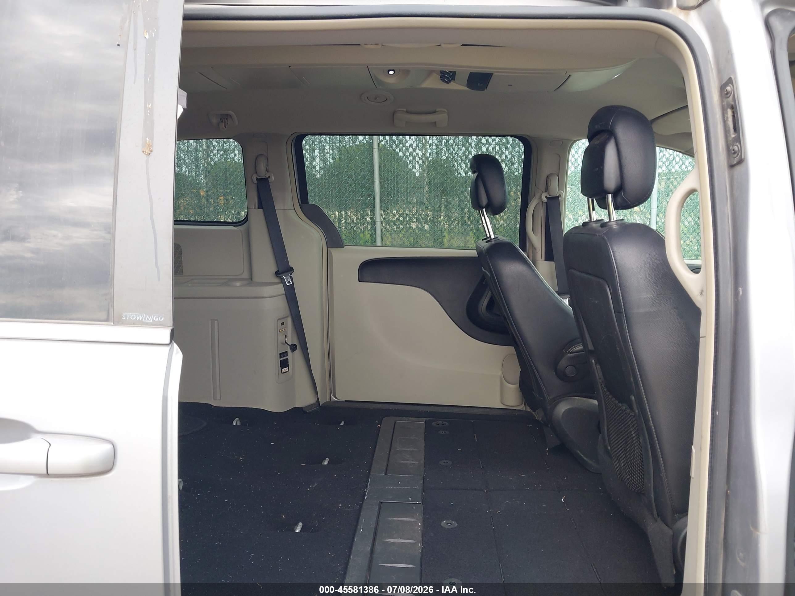 2014 Chrysler Town & Country Touring Серебряный vin: 2C4RC1BG9ER217316