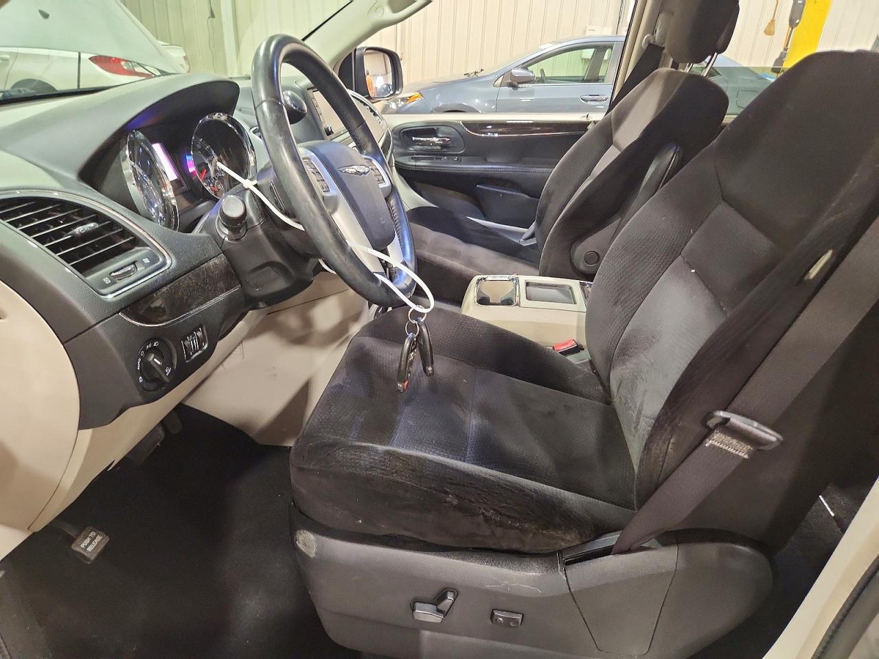 2014 Chrysler Town & Country Touring Silver vin: 2C4RC1BG9ER303855