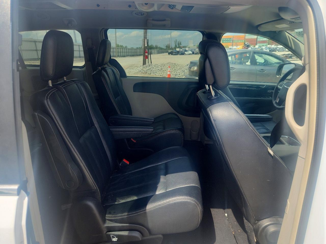 2014 Chrysler Town And Country Touring White vin: 2C4RC1BG9ER398174