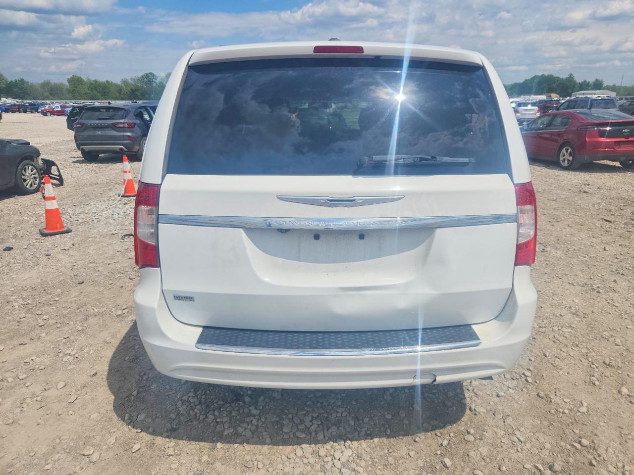2014 Chrysler Town And Country Touring White vin: 2C4RC1BG9ER398174