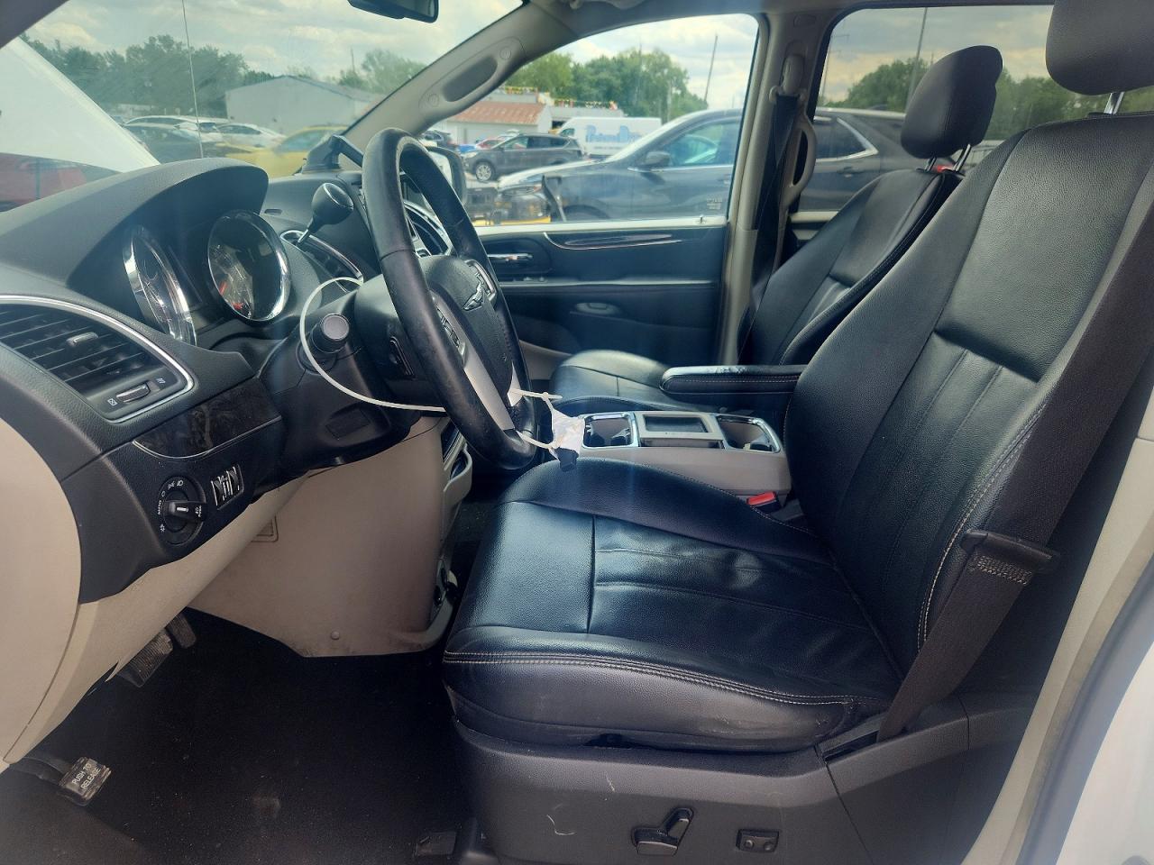 2014 Chrysler Town And Country Touring White vin: 2C4RC1BG9ER398174