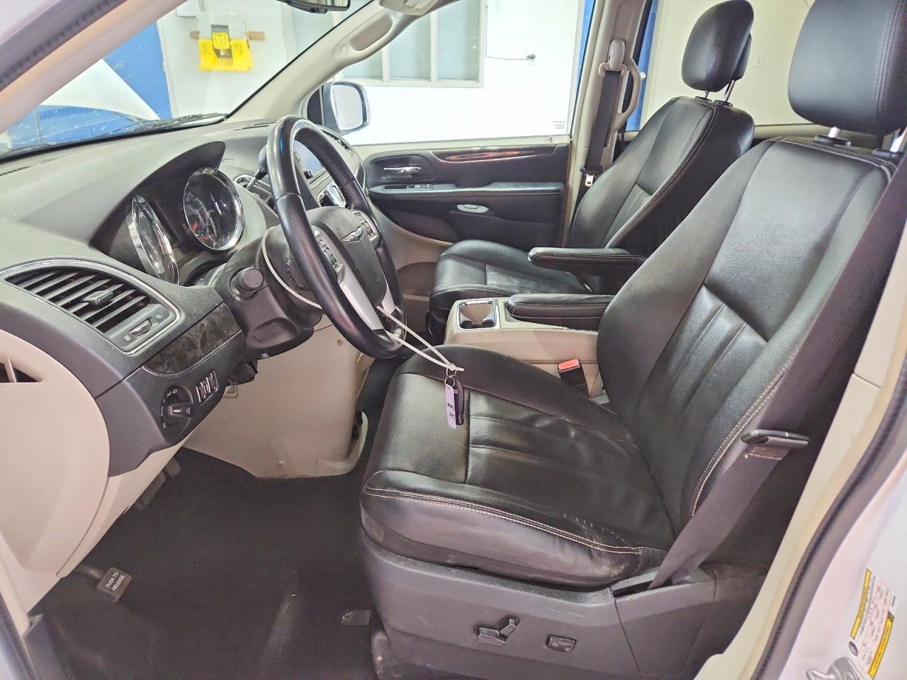 2014 Chrysler Town & Country Touring White vin: 2C4RC1BG9ER438396
