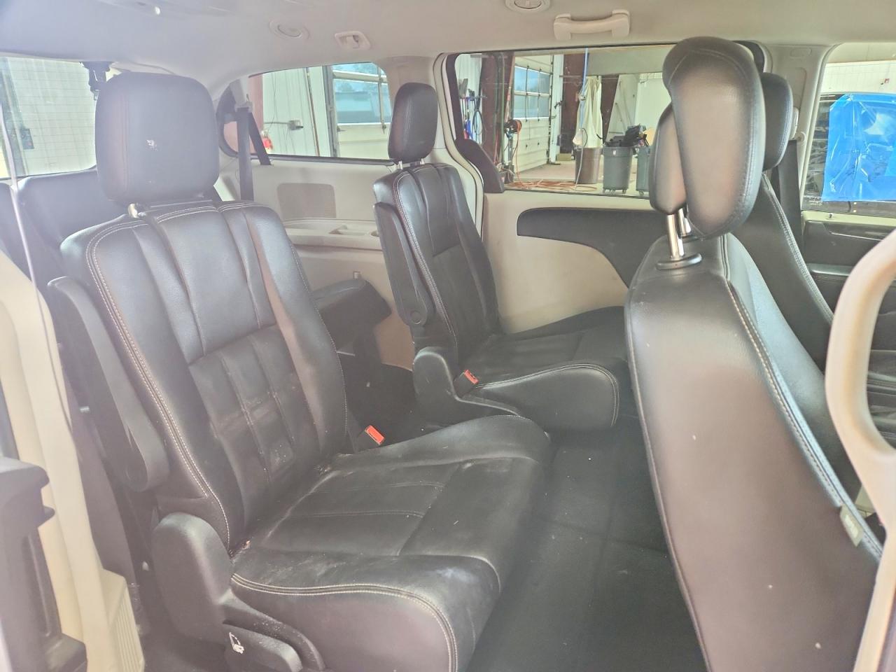 2014 Chrysler Town & Country Touring White vin: 2C4RC1BG9ER438396