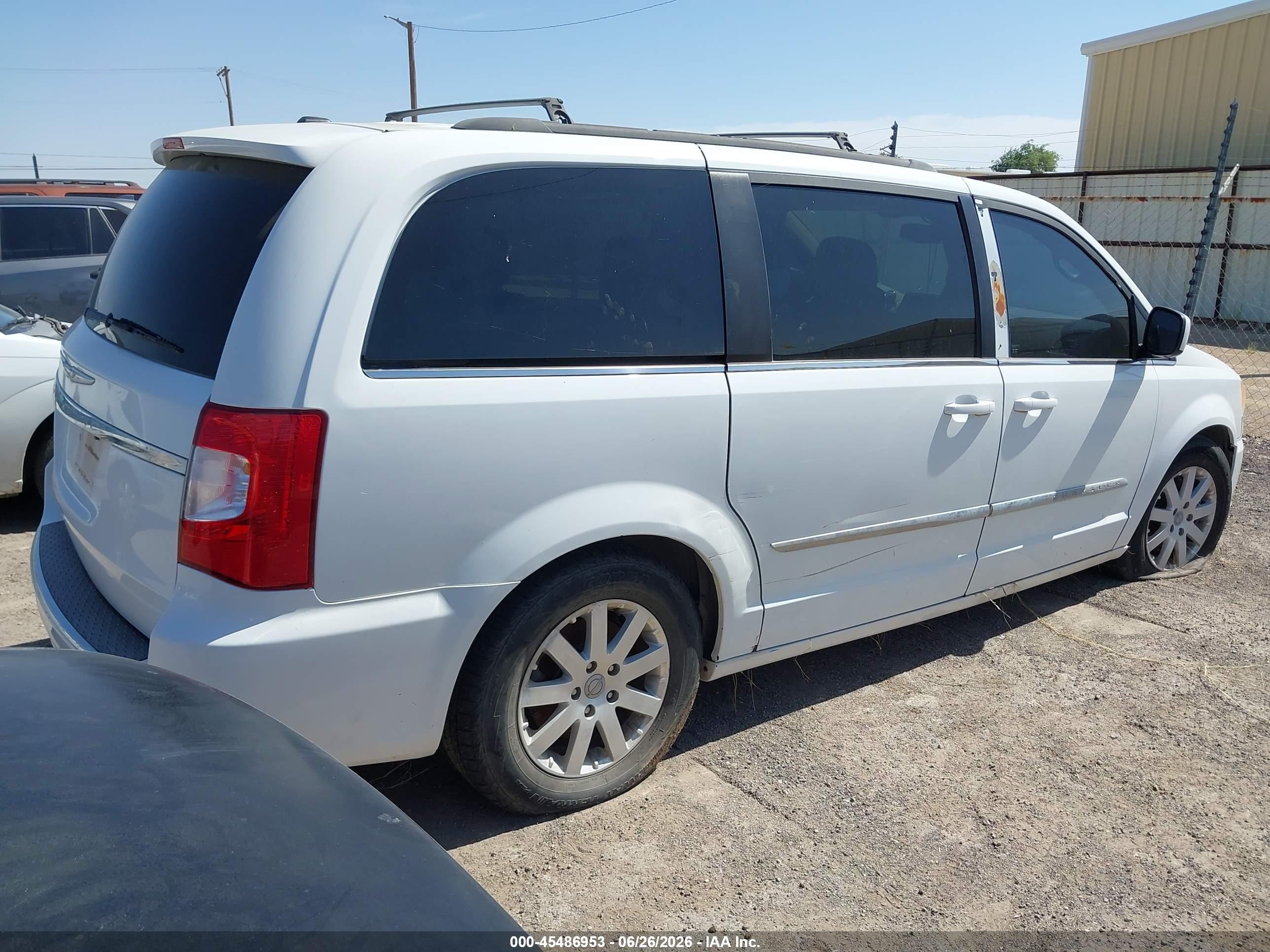 2015 Chrysler Town & Country Touring White vin: 2C4RC1BG9FR510134