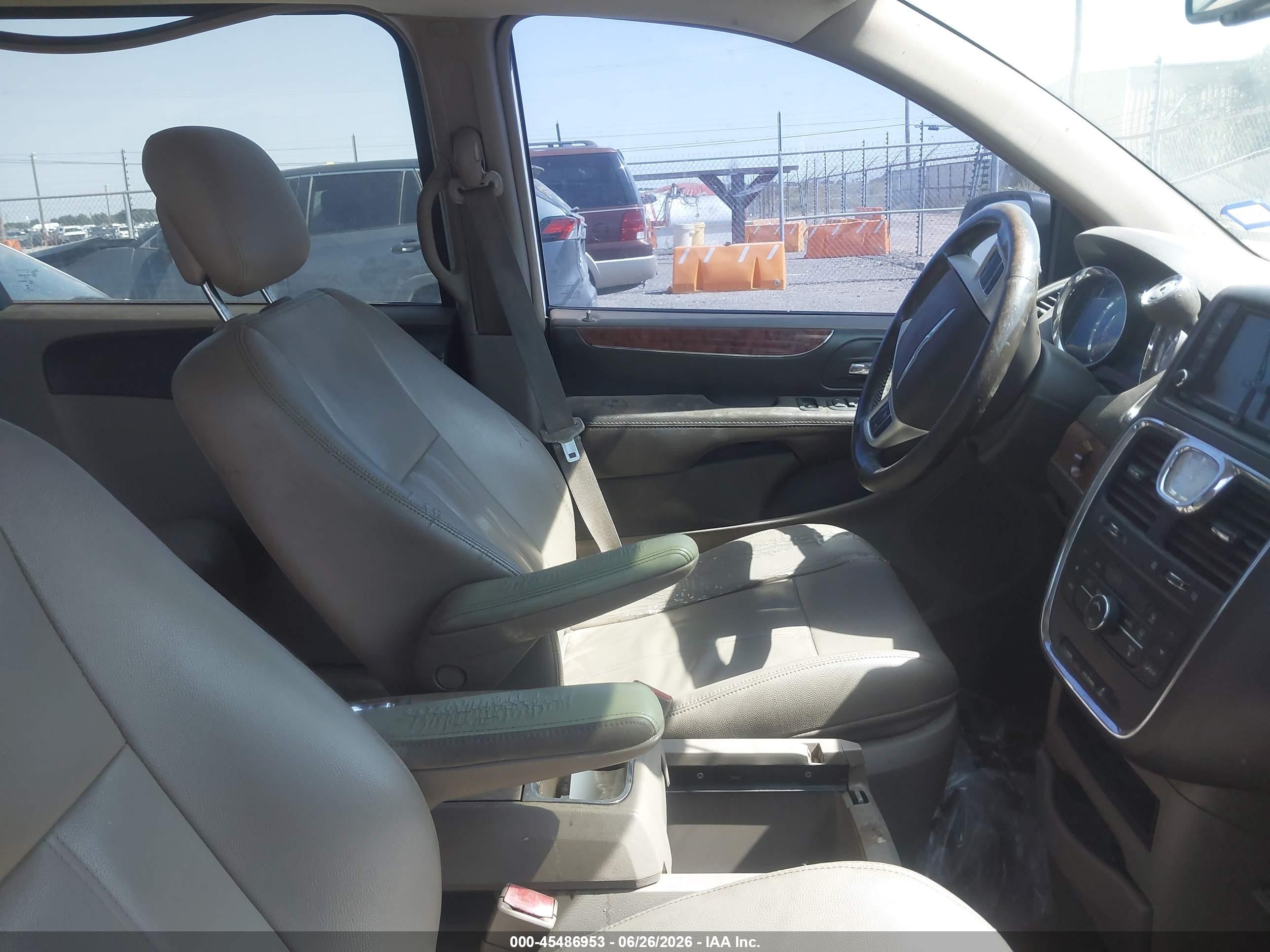 2015 Chrysler Town & Country Touring White vin: 2C4RC1BG9FR510134