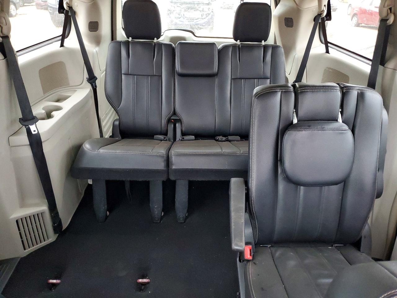 2015 Chrysler Town & Country Touring Red vin: 2C4RC1BG9FR538516
