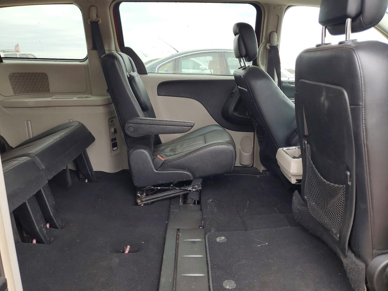 2015 Chrysler Town & Country Touring Red vin: 2C4RC1BG9FR538516