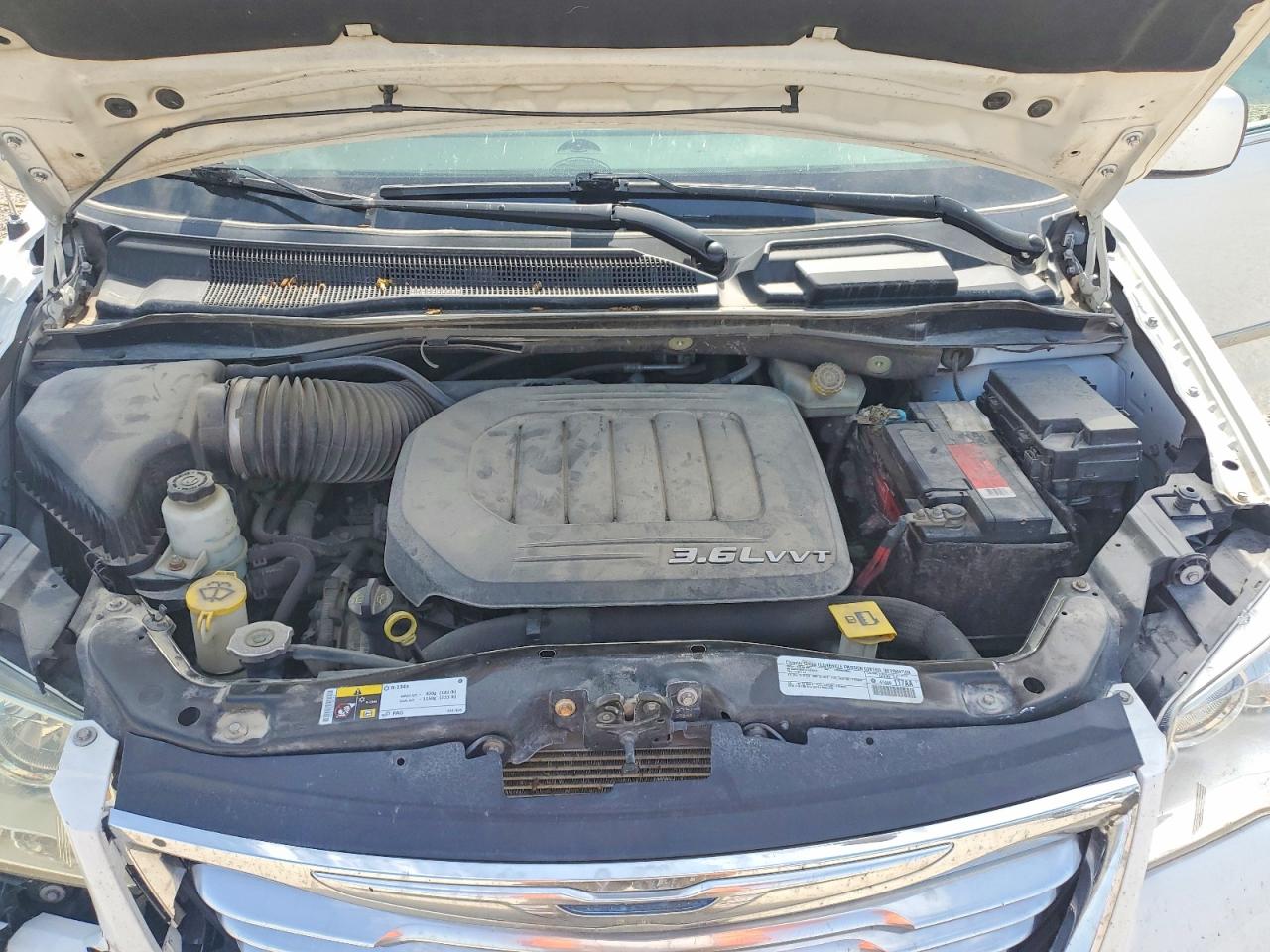 2015 Chrysler Town & Country Touring White vin: 2C4RC1BG9FR577378