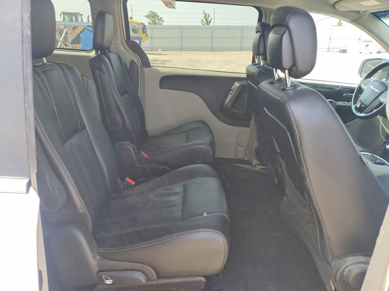 2015 Chrysler Town & Country Touring White vin: 2C4RC1BG9FR577378