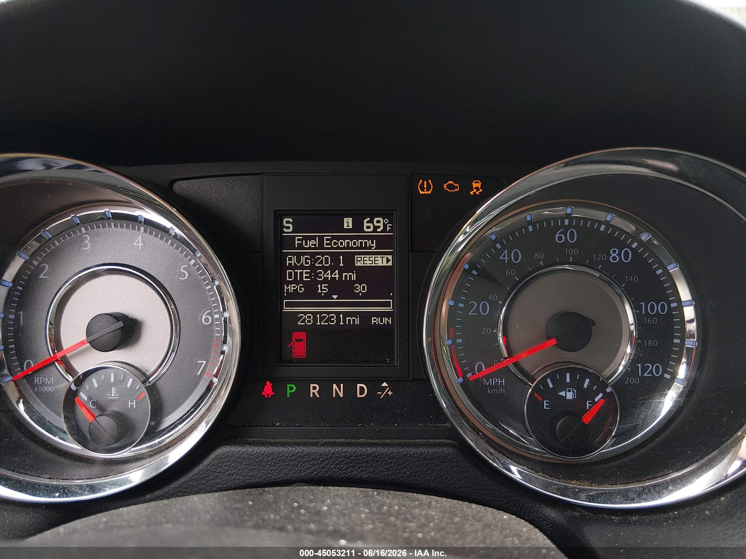 2015 Chrysler Town & Country Touring Белый vin: 2C4RC1BG9FR588817