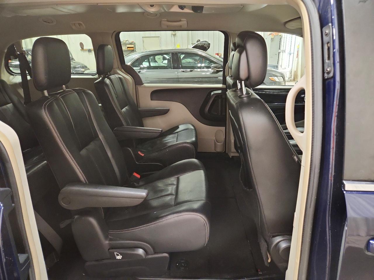 2016 Chrysler Town & Country Touring Blue vin: 2C4RC1BG9GR148405