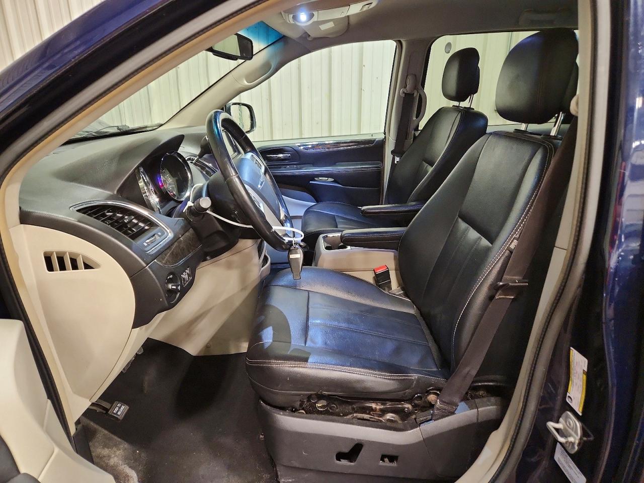 2016 Chrysler Town & Country Touring Blue vin: 2C4RC1BG9GR148405