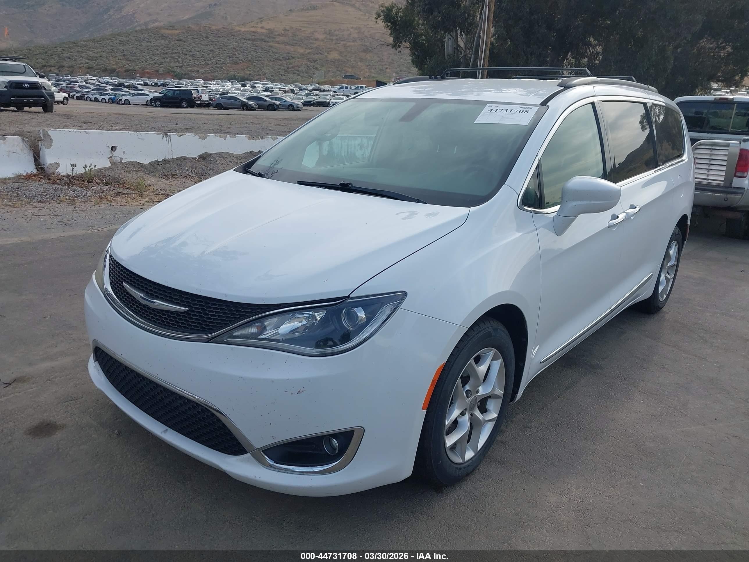 2017 Chrysler Pacifica Touring-l White vin: 2C4RC1BG9HR810209