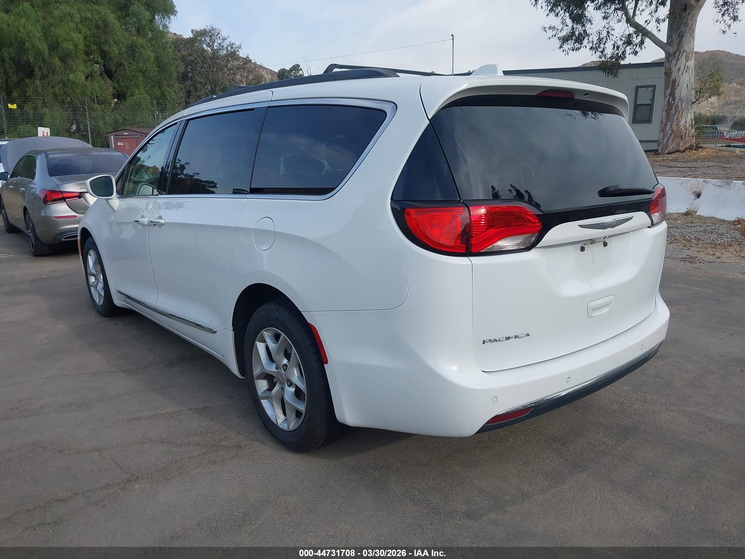 2017 Chrysler Pacifica Touring-l White vin: 2C4RC1BG9HR810209