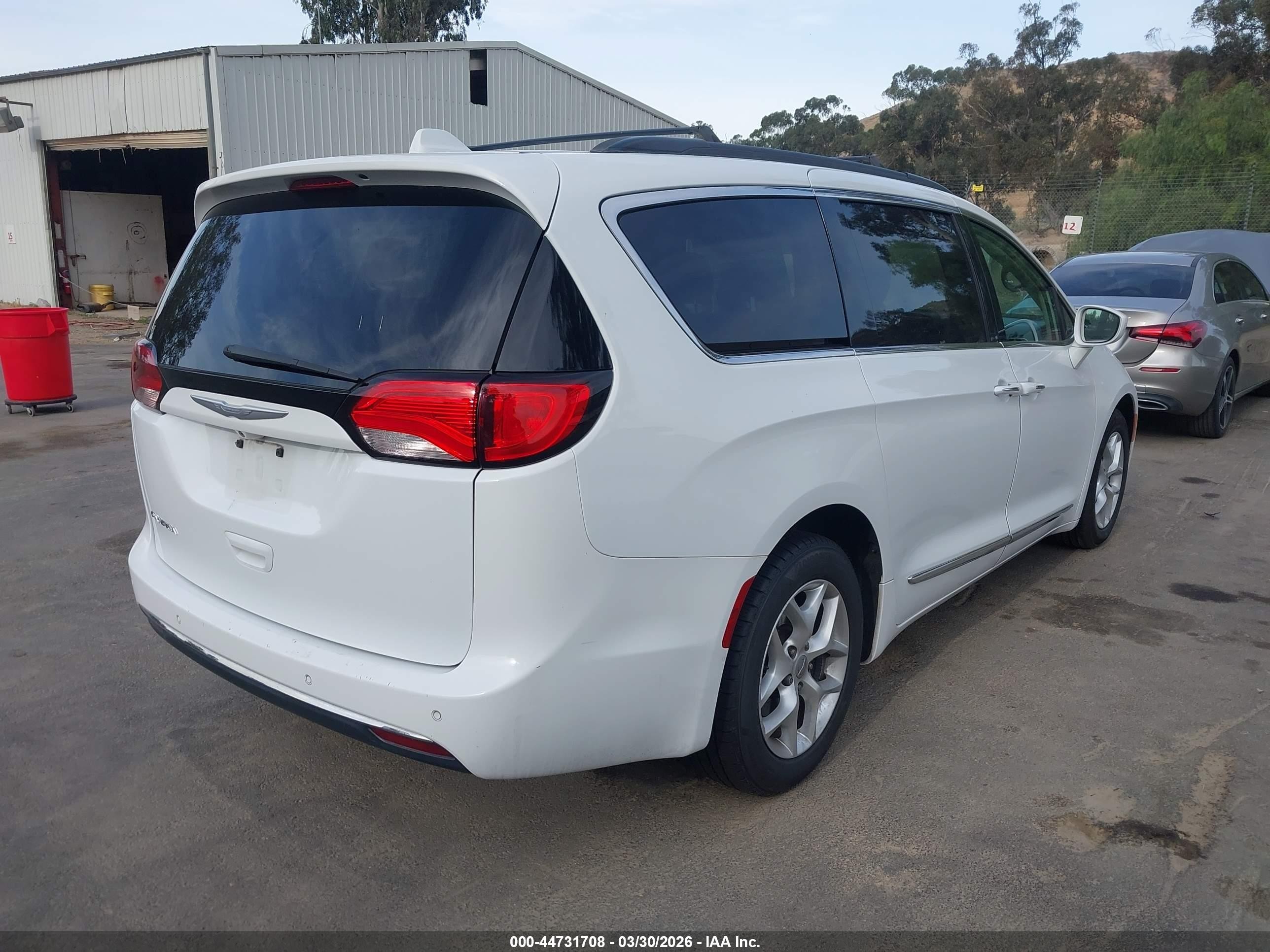 2017 Chrysler Pacifica Touring-l White vin: 2C4RC1BG9HR810209