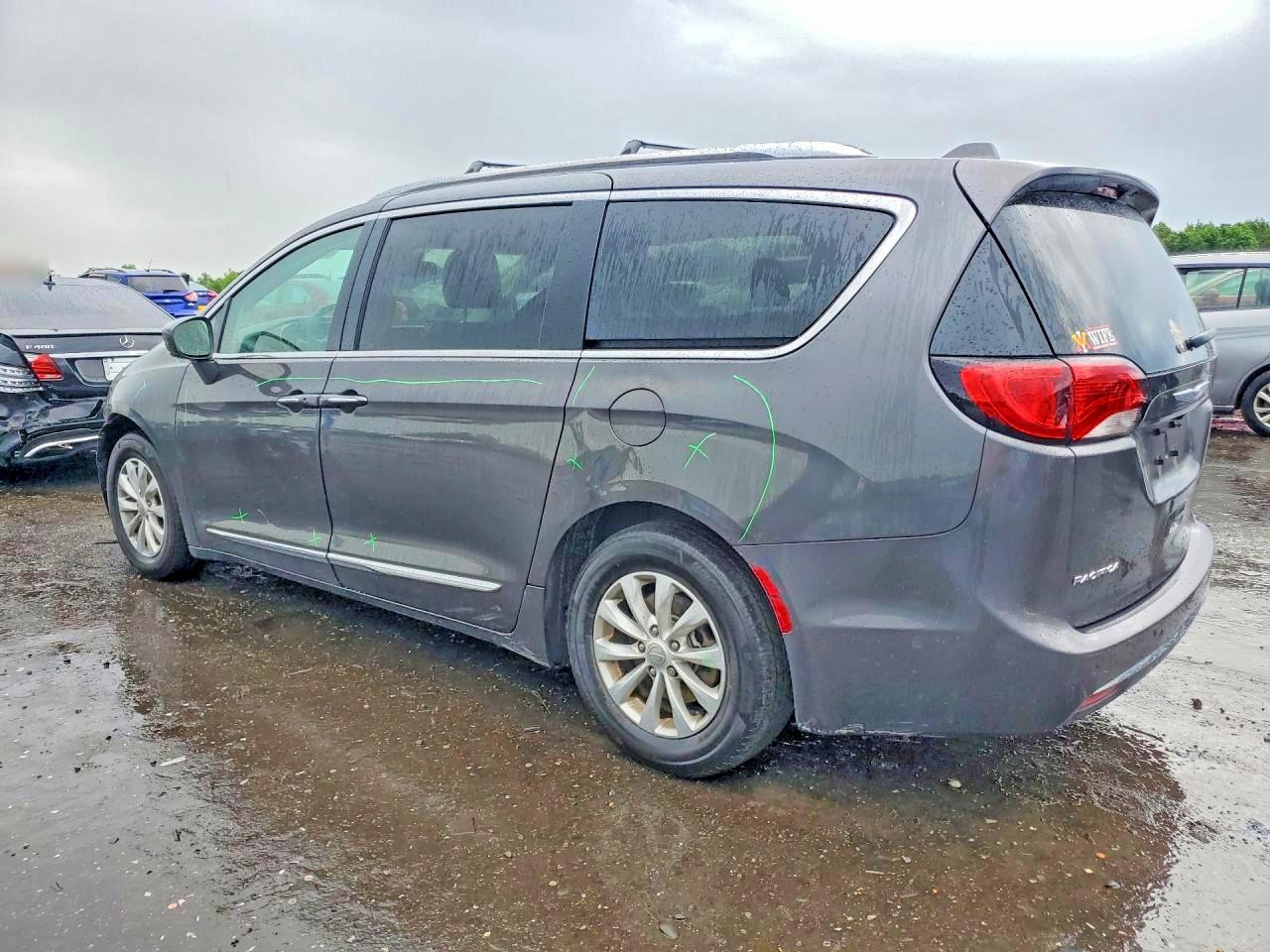 2019 Chrysler Pacifica Touring L Gray vin: 2C4RC1BG9KR644796