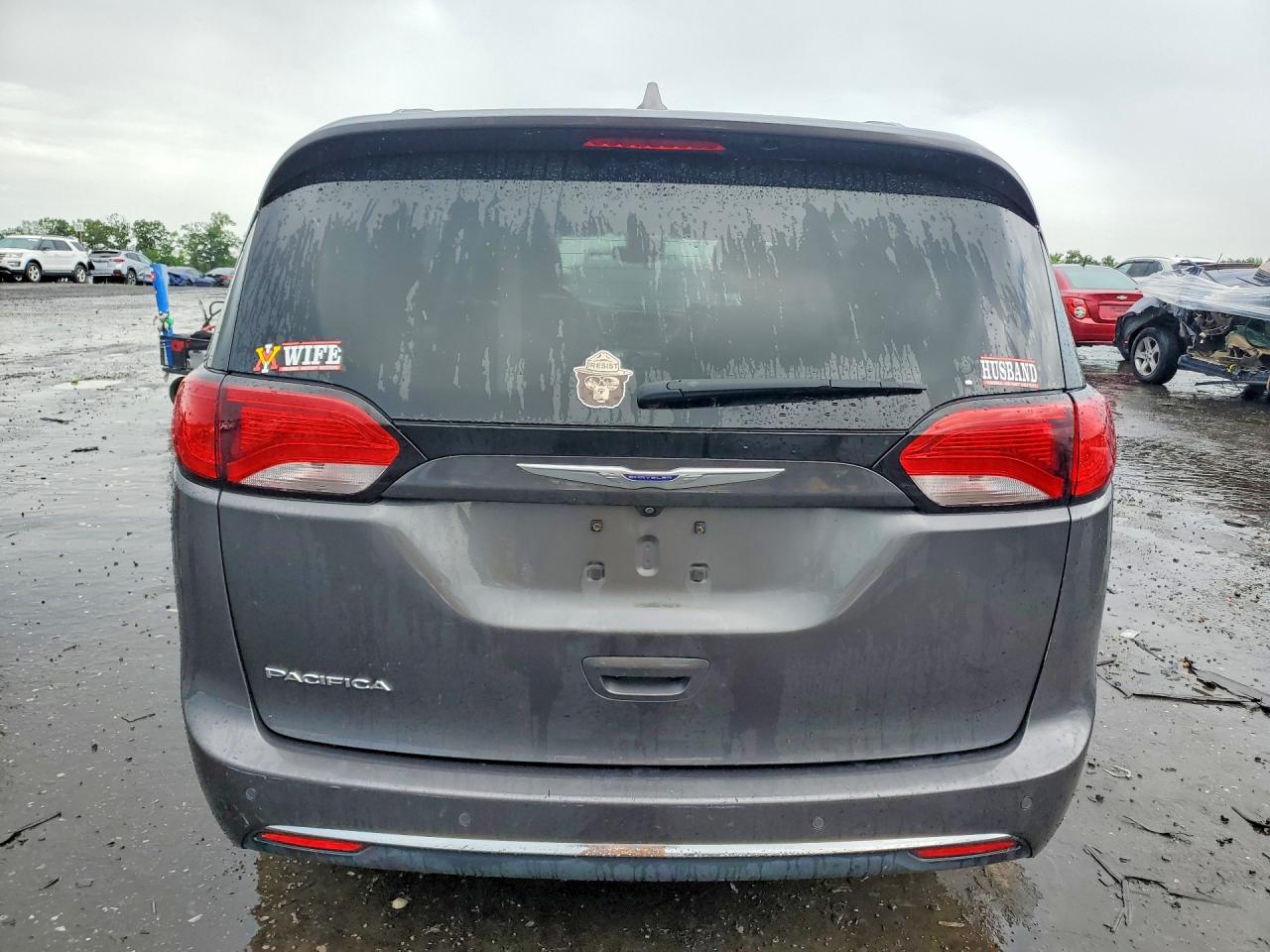 2019 Chrysler Pacifica Touring L Gray vin: 2C4RC1BG9KR644796