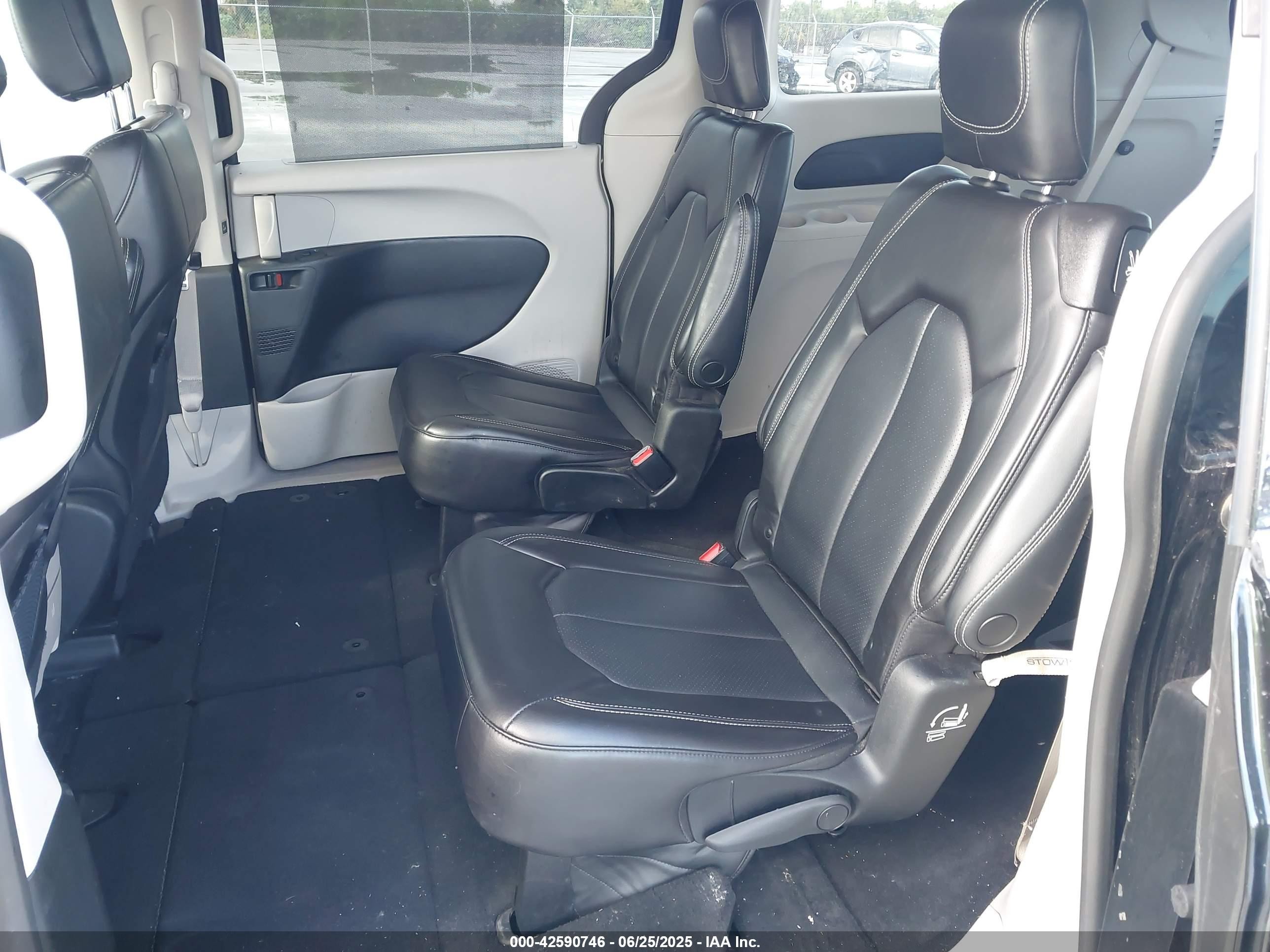 2023 Chrysler Pacifica Touring L Black vin: 2C4RC1BG9PR616360