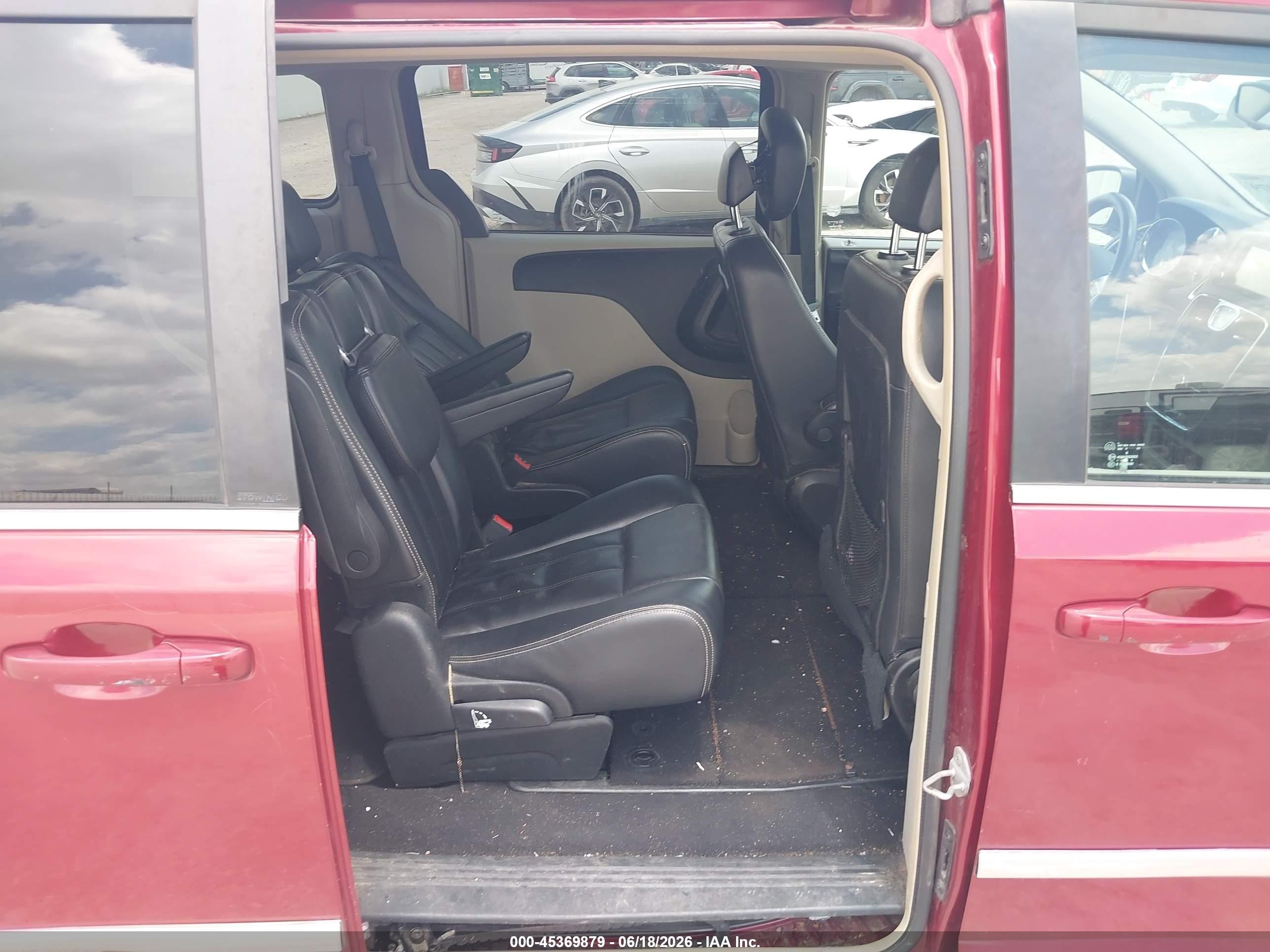 2013 Chrysler Town & Country Touring Red vin: 2C4RC1BGXDR637763