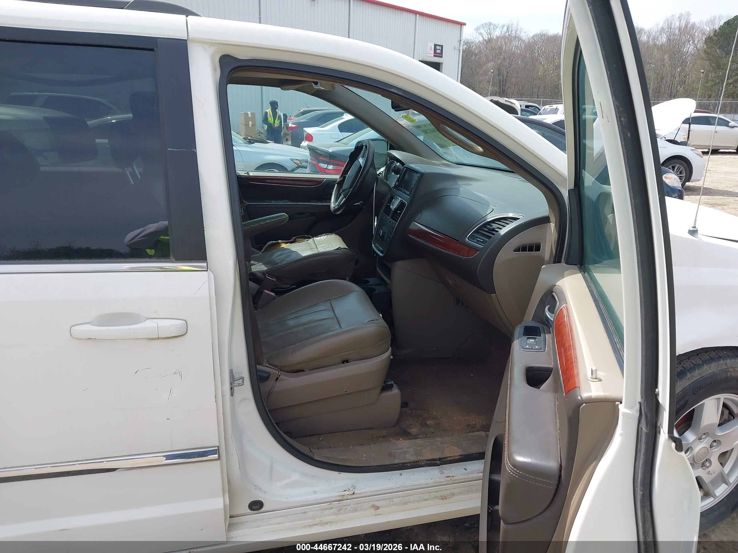 2013 Chrysler Town & Country Touring White vin: 2C4RC1BGXDR707066