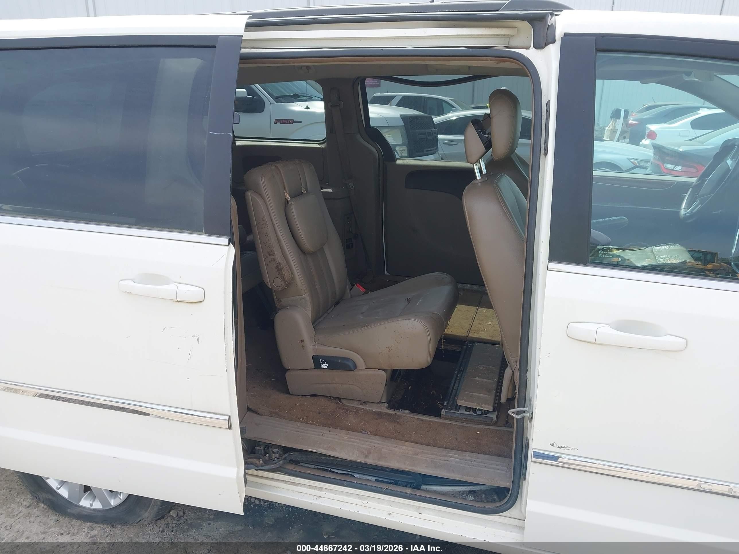 2013 Chrysler Town & Country Touring White vin: 2C4RC1BGXDR707066