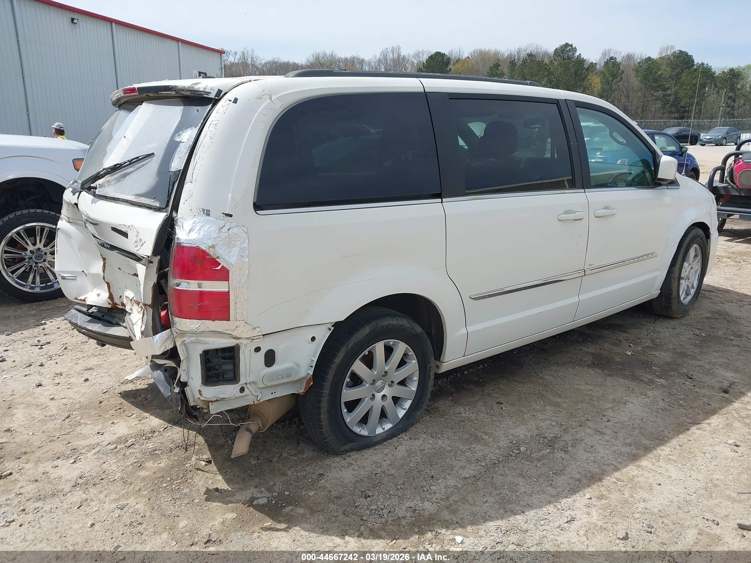 2013 Chrysler Town & Country Touring White vin: 2C4RC1BGXDR707066