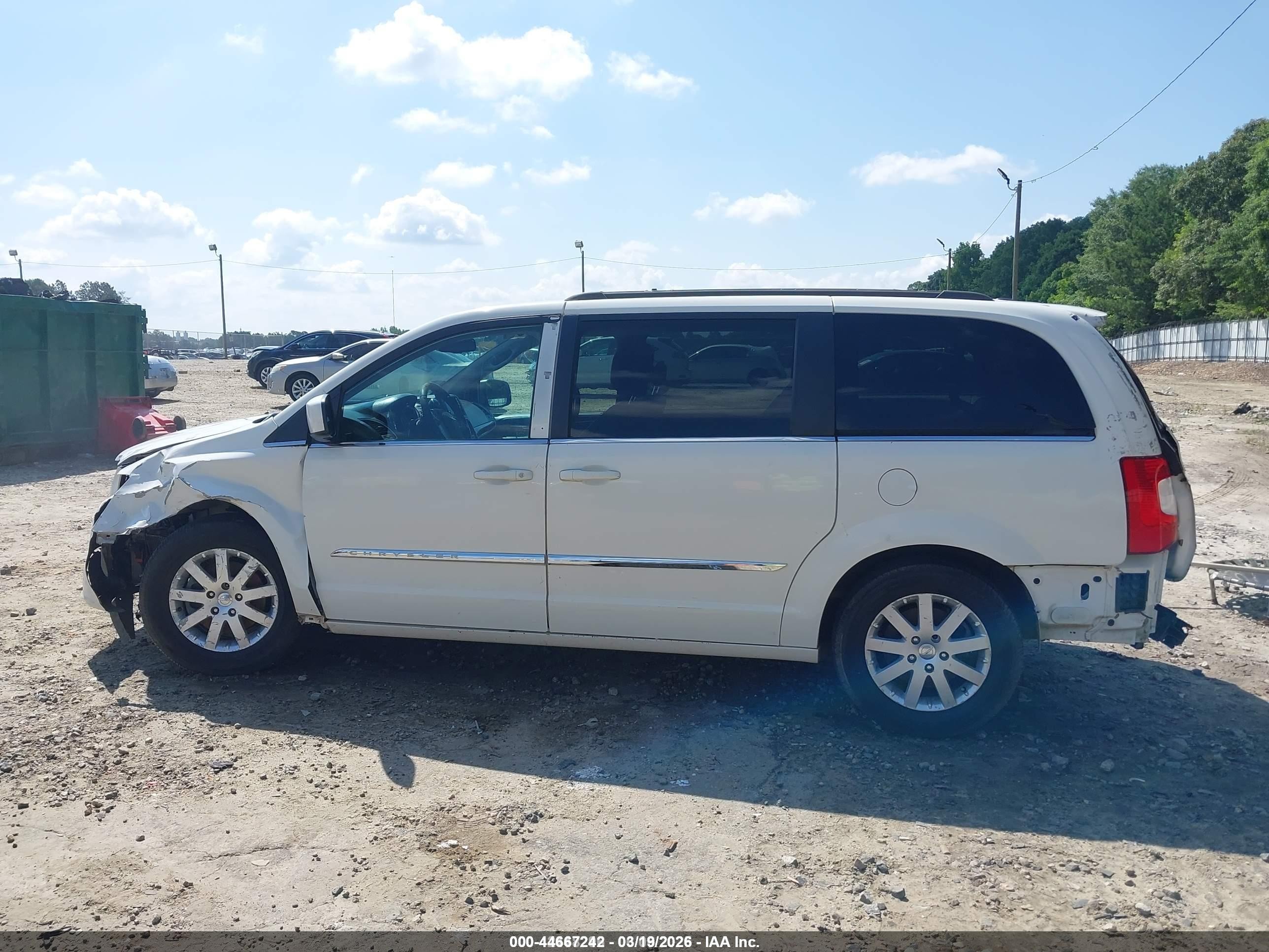 2013 Chrysler Town & Country Touring White vin: 2C4RC1BGXDR707066