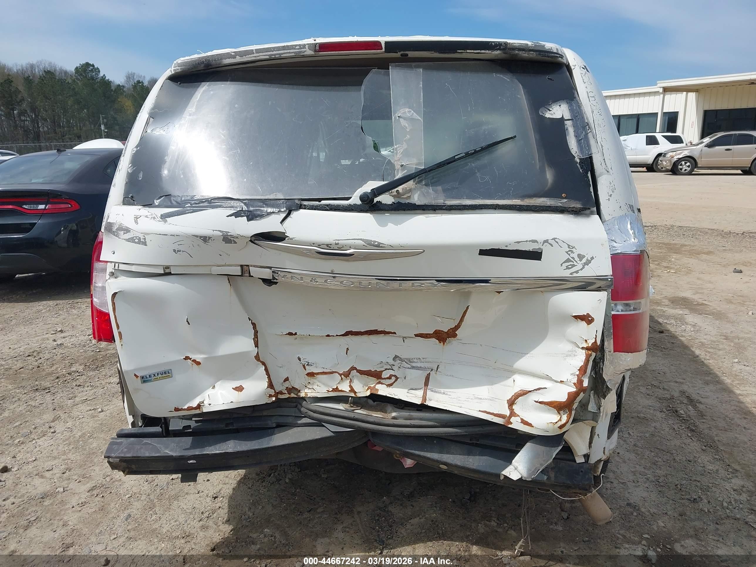2013 Chrysler Town & Country Touring White vin: 2C4RC1BGXDR707066