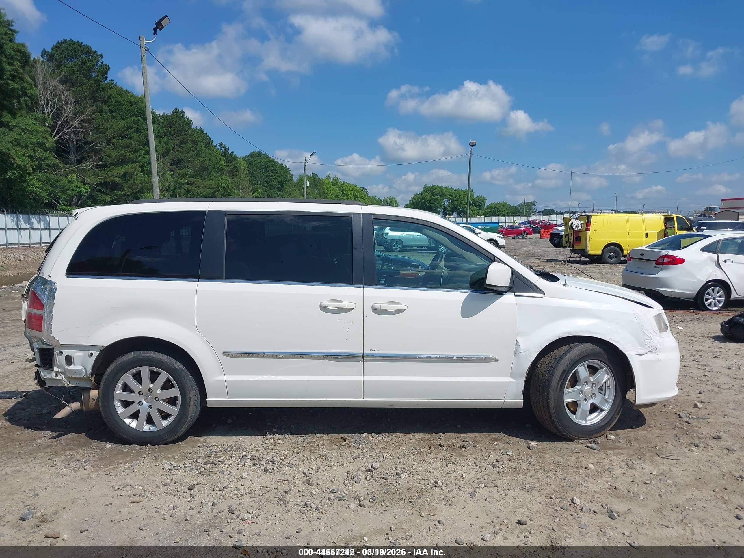 2013 Chrysler Town & Country Touring White vin: 2C4RC1BGXDR707066