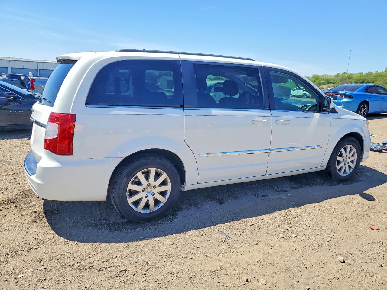 2013 Chrysler Town & Country Touring White vin: 2C4RC1BGXDR745641